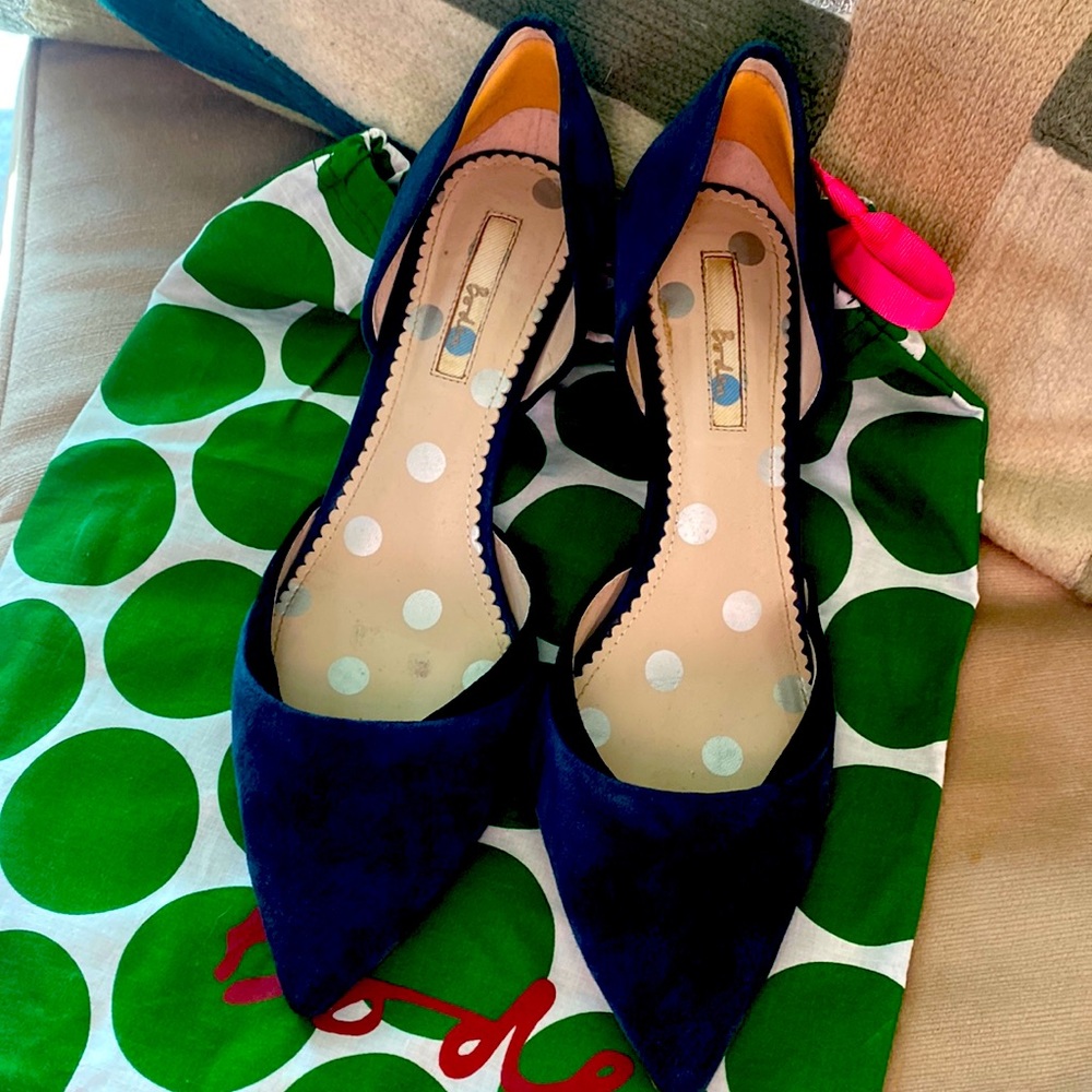 Boden navy suede kitten heel pump with black accent. Size 9 / 40 EU